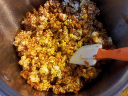 (2)-2 homemade-caramel-corn