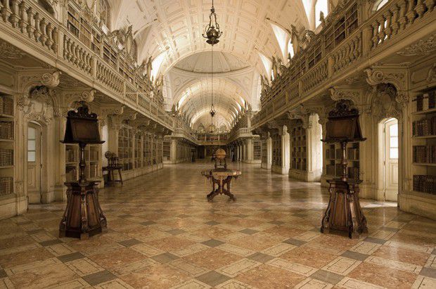 The-Most-Gorgeous-Libraries-In-The-World-Portugal-Mafra-Library-CREDIT-PYO-Palácio-Nacional-de-Mafra