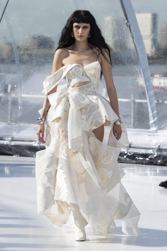 Alexander McQueen 2023年ウィメンズ春夏コレクション｜Infoseekニュース