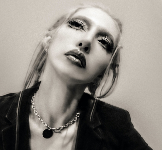 貴重女王蜂楽曲収録コンピアルバム【小娘のイイナリ】 貴重女王蜂楽曲収録コンピアルバム【小娘のイイナリ】