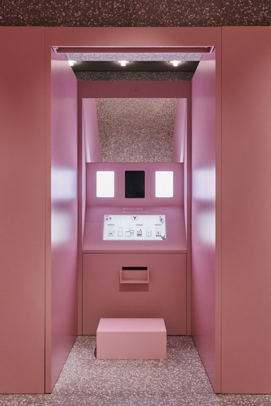 バッグにペットのイラストをプリント、一緒に写真を楽しめるフォト