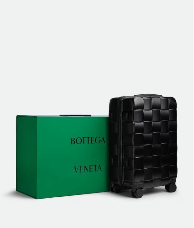 Bottega Venetaより軽量ポリカーボネートにイントレチャートのエンボス