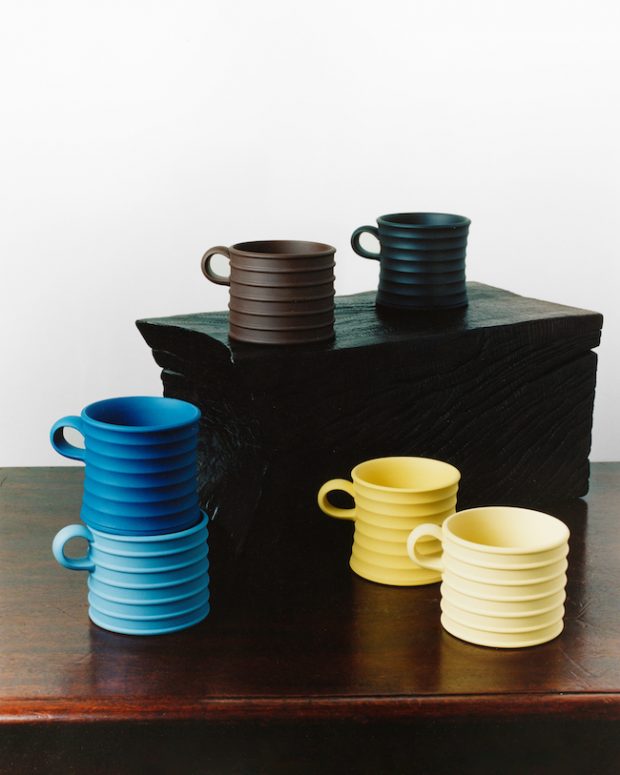 JW Anderson＆ Wedgwood、未発表のルーシー・リーのデザインを
